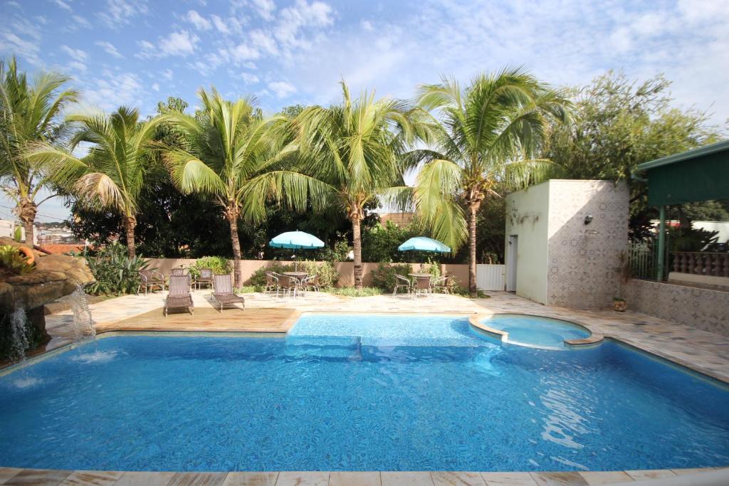 Localizada próxima ao Thermas dos Laranjais, a Pousada Tia Nena conta com 12 confortáveis apartamentos, sendo dois para cadeirantes, todos equipados com ar-condicionado, frigobar e tv.